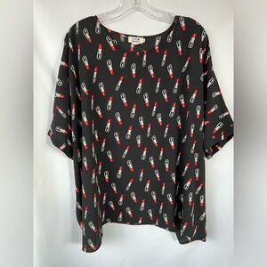 Molly Bracken Lipstick Print Short Sleeve Blouse - Black Size TU (5X)